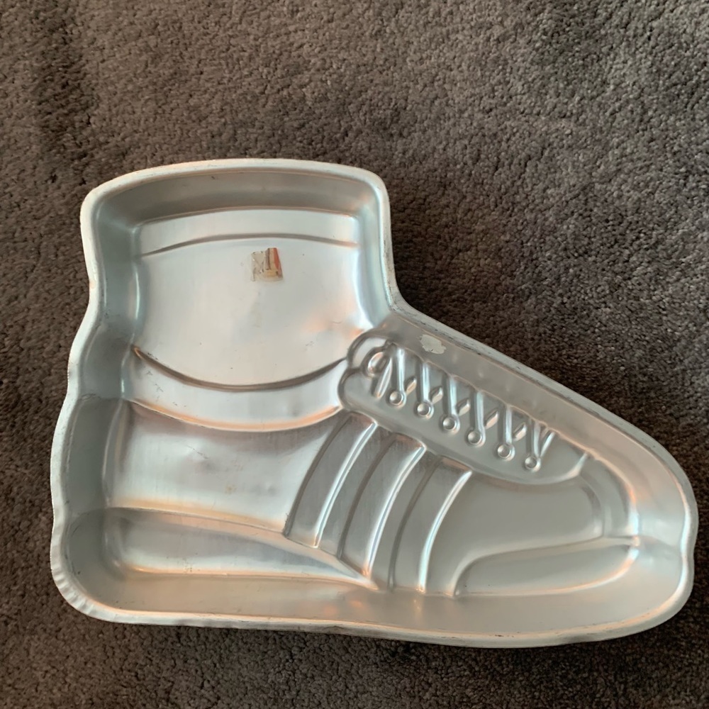Vintage Wilton BIG SNEAKER GYM SHOE Cake Pan & insert. Good used condition. - Picture 2 of 3